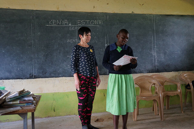 Anne koos Khabakaya Primary kooli õpilasega, kes esitleb Eesti ja Keenia erinevusi ja sarnasusi