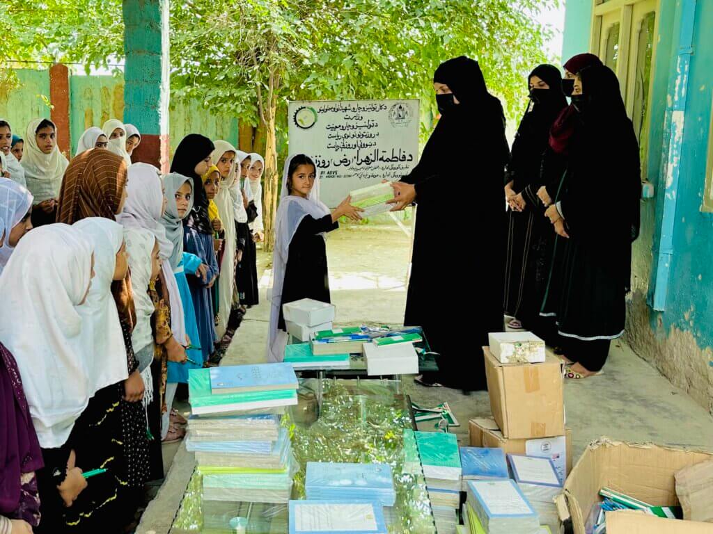 Afganistan girls education The teachers and students of a girls school in Afganistan that Mondo supports.